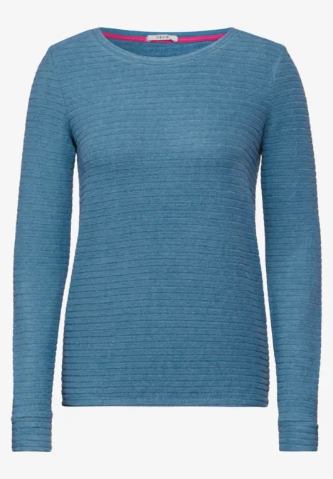 Blaues, langärmeliges Shirt mit feiner Rippstruktur.